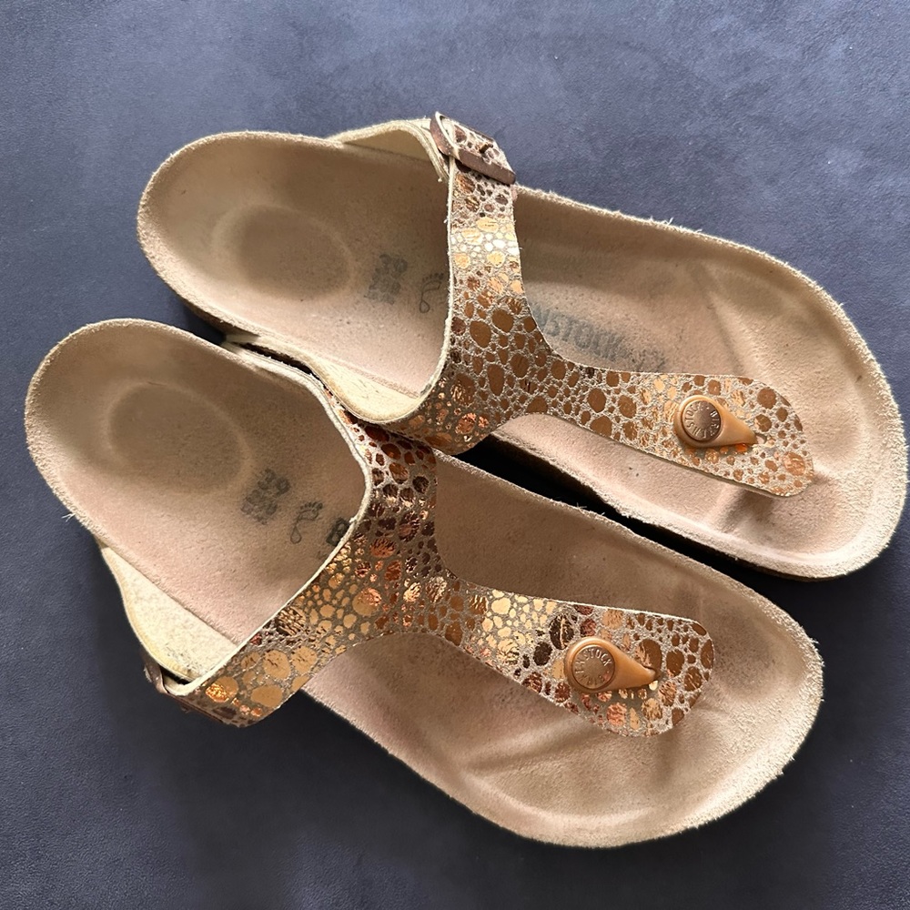 Birkenstock Gizeh rose gold leather/blush sole. Size 39